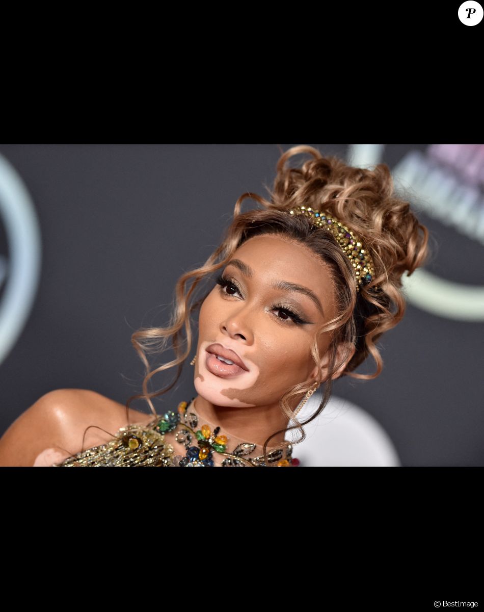 Winnie Harlow assiste aux "American Music Awards 2021" au Microsoft Theater. Los Angeles, le 21 novembre 2021.