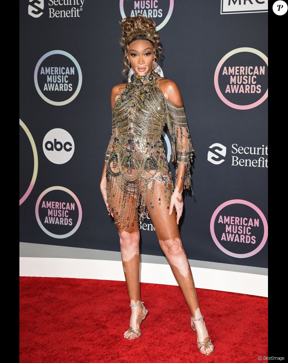 Winnie Harlow assiste aux "American Music Awards 2021" au Microsoft Theater. Los Angeles, le 21 novembre 2021.