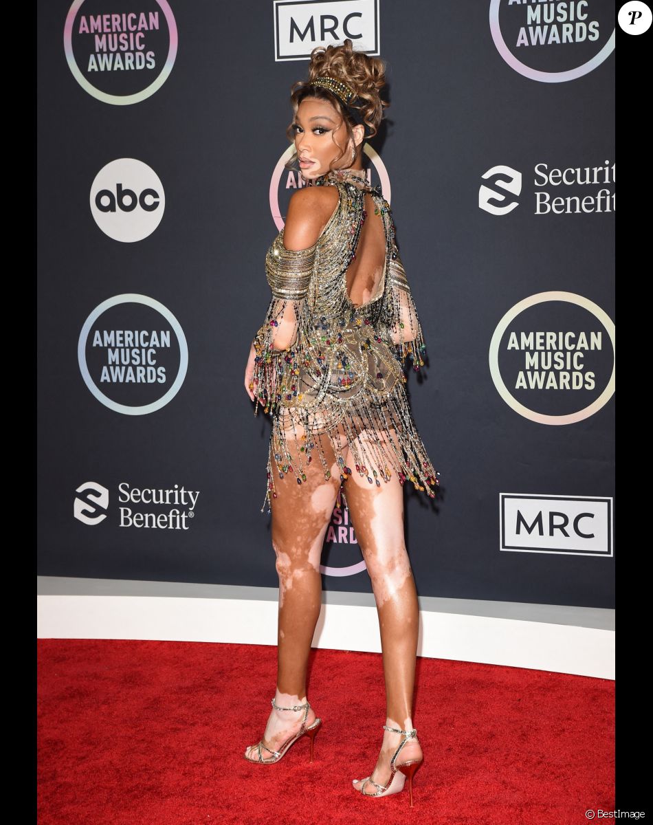 Winnie Harlow assiste aux "American Music Awards 2021" au Microsoft Theater. Los Angeles, le 21 novembre 2021.