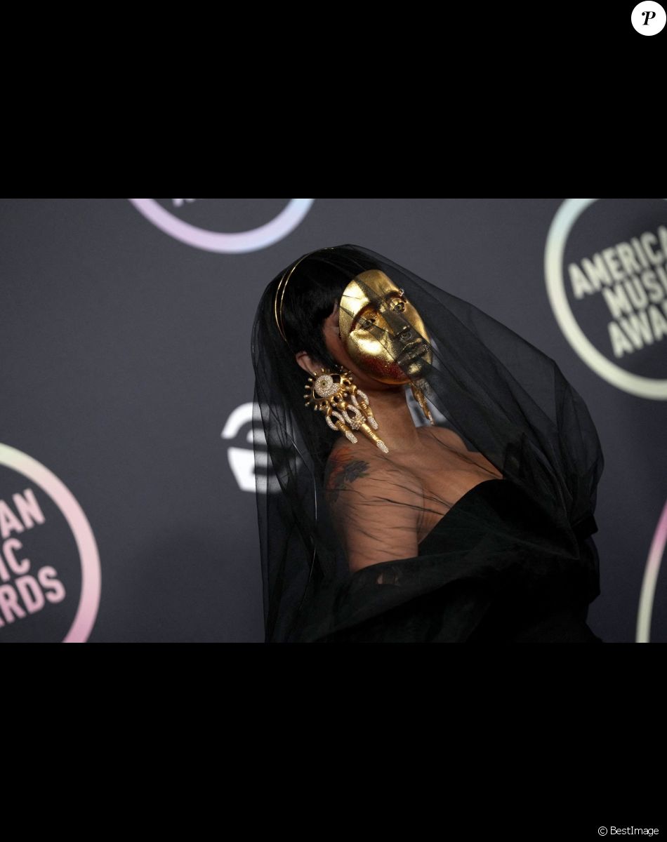 Cardi B a présenté la cérémonie des "American Music Awards 2021" au Microsoft Theater, à Los Angeles.