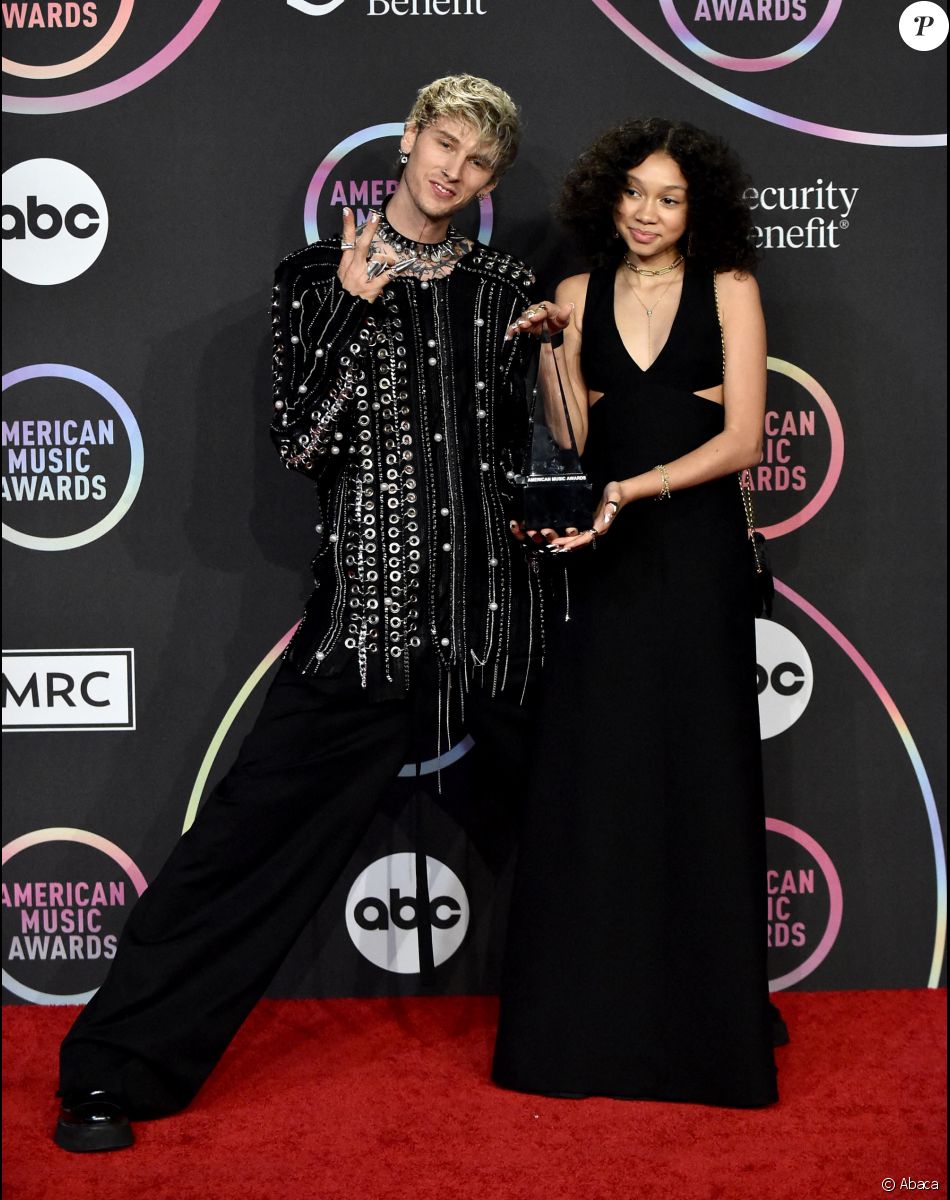 Machine Gun Kelly et sa fille Casie assistent aux "American Music Awards 2021" au Microsoft Theater. Los Angeles, le 21 novembre 2021.