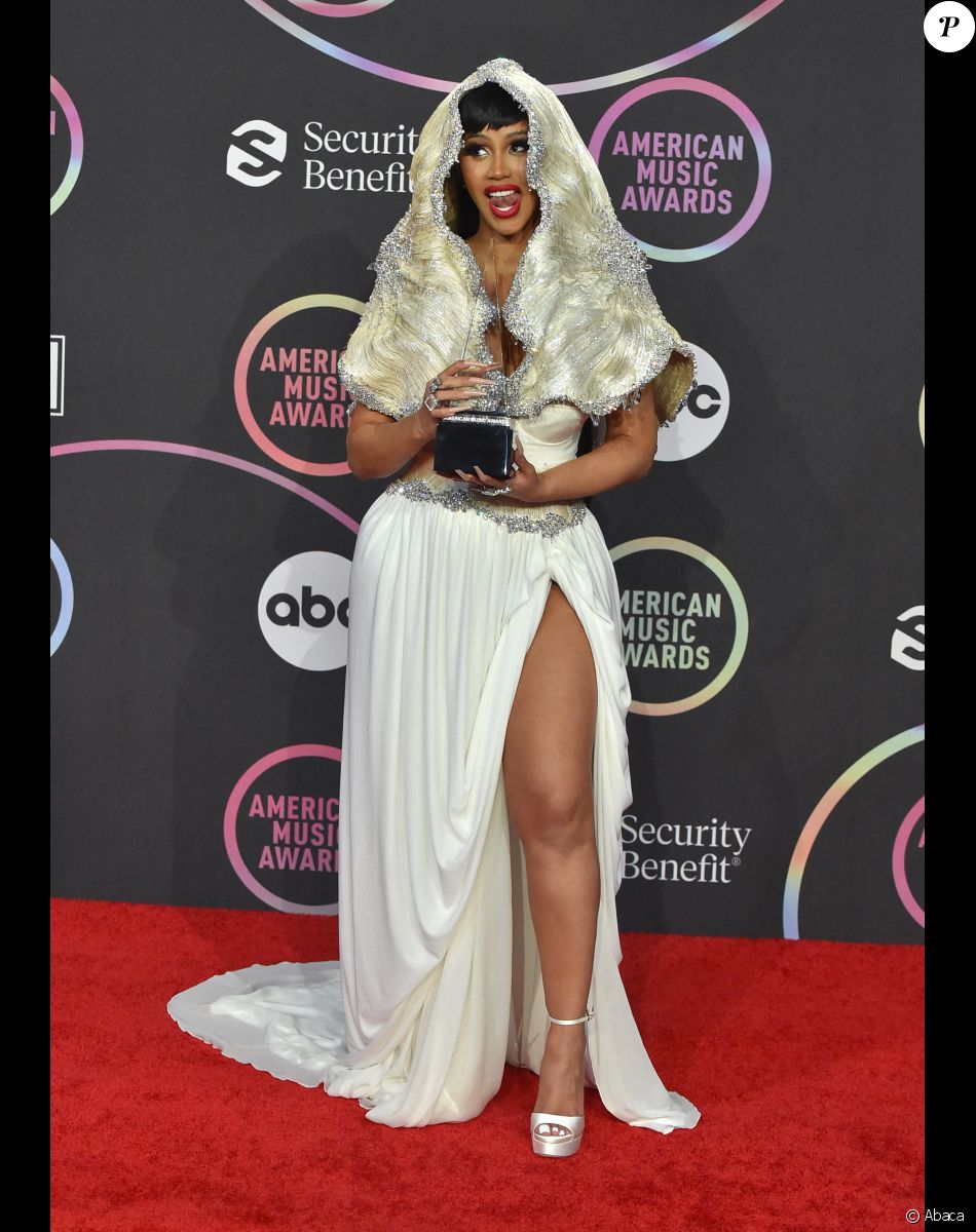 Cardi B assiste aux "American Music Awards 2021" au Microsoft Theater. Los Angeles, le 21 novembre 2021.