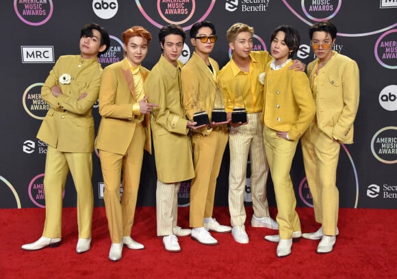 Le groupe BTS, lauréat de trois prix, assiste aux "American Music Awards 2021" au Microsoft Theater. Los Angeles, le 21 novembre 2021.