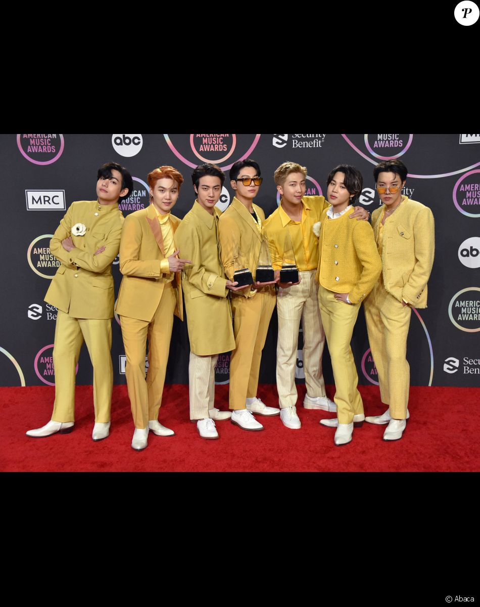 Le groupe BTS, lauréat de trois prix, assiste aux "American Music Awards 2021" au Microsoft Theater. Los Angeles, le 21 novembre 2021.