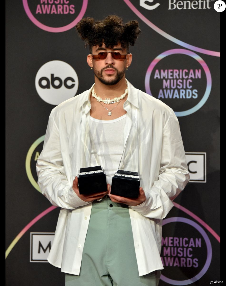 Bad Bunny assiste aux "American Music Awards 2021" au Microsoft Theater. Los Angeles, le 21 novembre 2021.