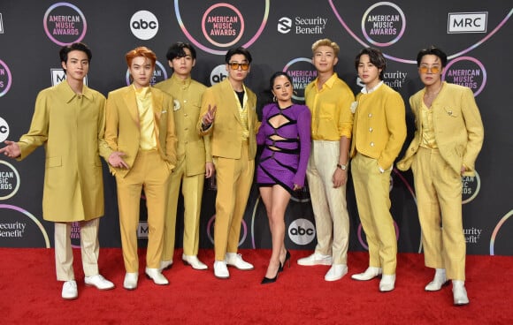 Le groupe BTS et la chanteuse Becky G assistent aux "American Music Awards 2021" au Microsoft Theater. Los Angeles, le 21 novembre 2021.