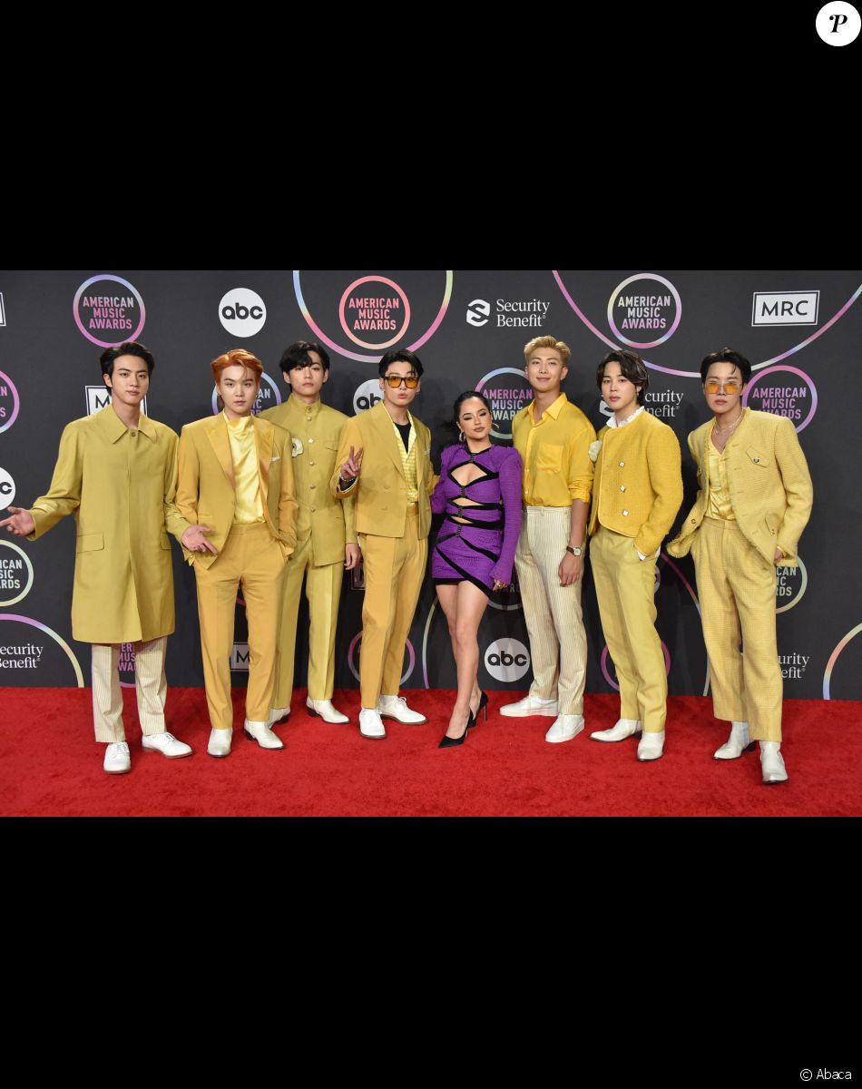 Le groupe BTS et la chanteuse Becky G assistent aux "American Music Awards 2021" au Microsoft Theater. Los Angeles, le 21 novembre 2021.