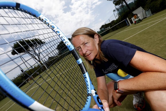 Exclusif - Rendez-vous avec la tenniswoman Isabelle Demongeot, après un cours de tennis à l'Escalet à Ramatuelle. Dans une semaine débutera l'adaptation de son livre "Service Volé" (de 2007) dans lequel elle brisait le silence sur neuf ans d'abus sexuels par son coach. © Frank Muller/Nice Matin/Bestimage