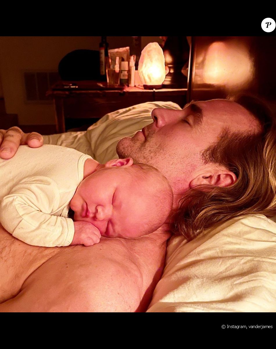 James Van Der Beek annonce la naissance de son 6e enfant, Jeremiah Van Der Beek, le 22 novembre 2021 sur Instagram.