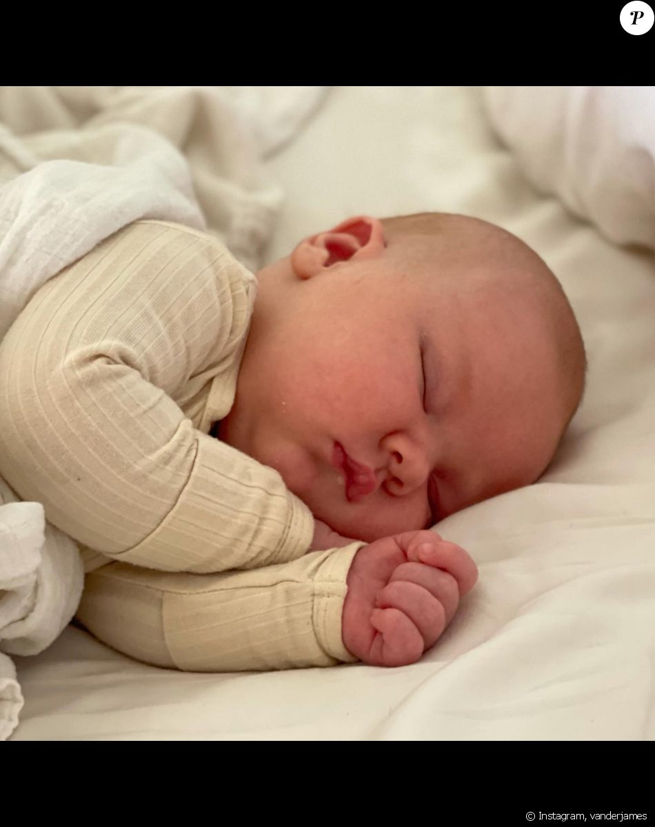 James Van Der Beek annonce la naissance de son 6e enfant, Jeremiah Van Der Beek, le 22 novembre 2021 sur Instagram.