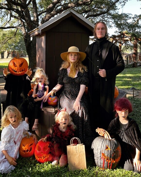 James Van Der Beek avec sa femme Kimberly et leurs enfants pour Halloween. Le 1er novembre 2021.