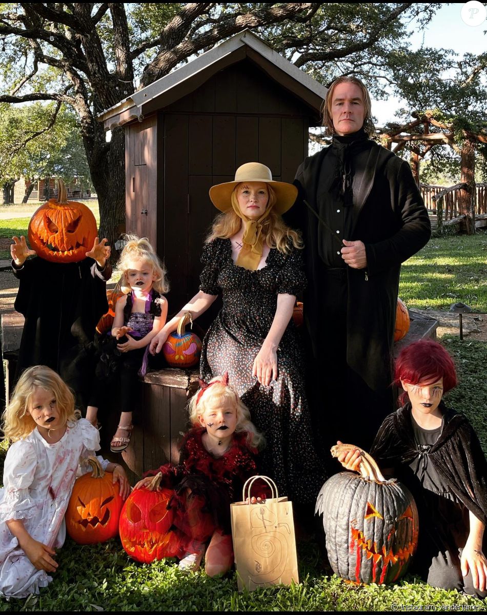 James Van Der Beek avec sa femme Kimberly et leurs enfants pour Halloween. Le 1er novembre 2021.