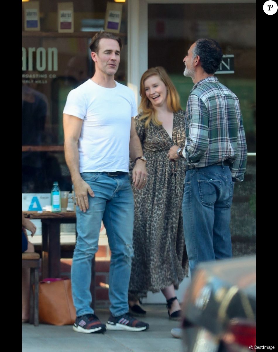 James Van Der Beek et sa femme Kimberly, enceinte, déjeunent avec des amis chez "Aharon Coffee & Roasting Co." à Los Angeles, le 24 octobre 2019.