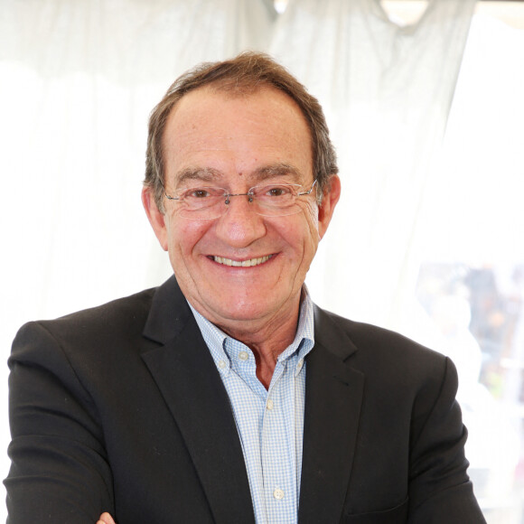 Exclusif - Jean-Pierre Pernaut reçoit le Prix Saint-Roch (Saint Patron des antiquaires) lors de la 96ème édition de la foire de Chatou (la plus célèbre et ancienne foire à la brocante de France) en France, le 14 mars 2018. © Denis Guignebourg/Bestimage