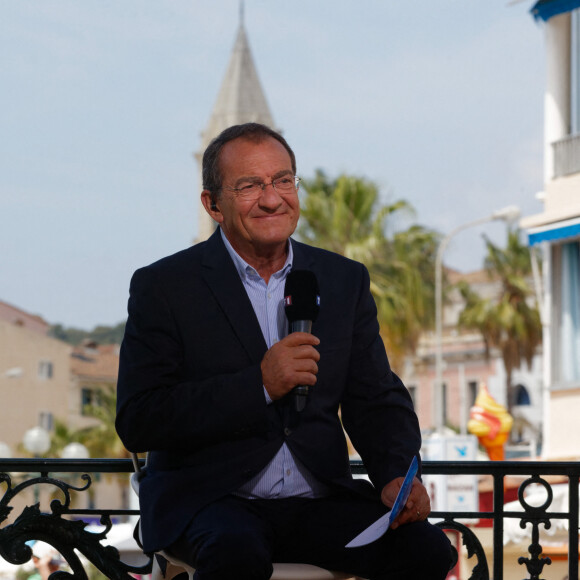 Jean-Pierre Pernaut est venu remettre au maire de Sanary le titre de plus beau marché de France en direct lors du JT de TF1 le 9 mai 2018. © Dominique Leriche / Nice / Matin / Bestimage