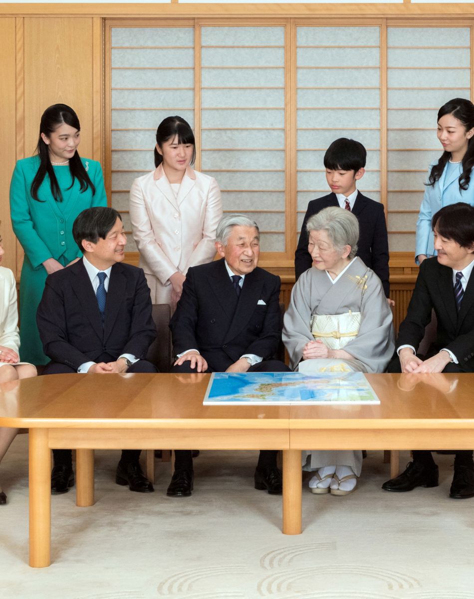Photo de Nouvel an de la famille impériale du Japon, Le prince Naruhito, l'empereur Akihito, l'impératrice Michiko, le prince Akishino et la princesse Kiko, la princesse Mako, la princesse Aiko, le prince Hisahito et la princesse Kako. 2019
