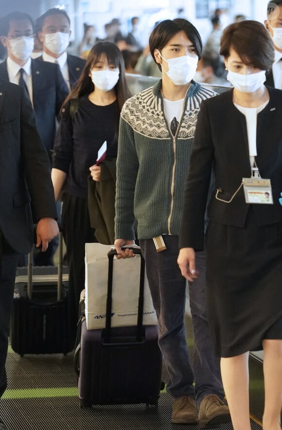 L'ex-princesse Mako du Japon et son mari Rei Komuro à l'aéroport international de Tokyo, avant de prendre leur vol pour New York, le 14 novembre 2021.