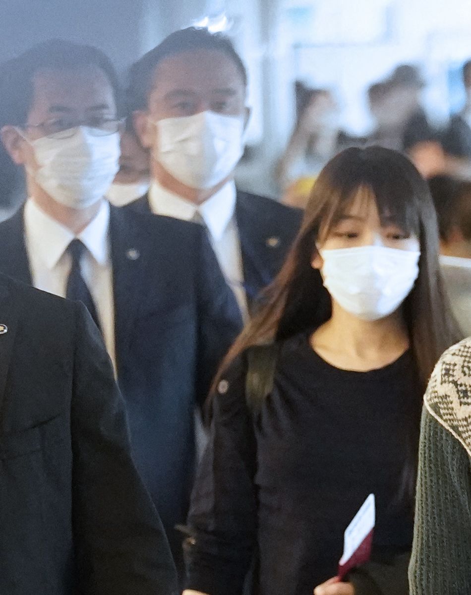L'ex-princesse Mako du Japon et son mari Rei Komuro à l'aéroport international de Tokyo, avant de prendre leur vol pour New York, le 14 novembre 2021.