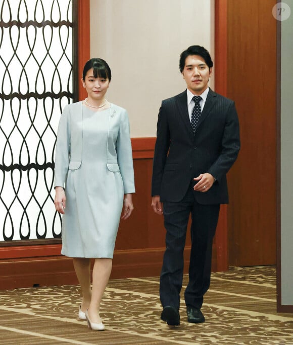 La princesse Mako, nièce de l'empereur du Japon, donne une conférence de presse pour annoncer son mariage avec Kei Komuro au Grand Arc Hotel à Tokyo le 26 octobre 2021.