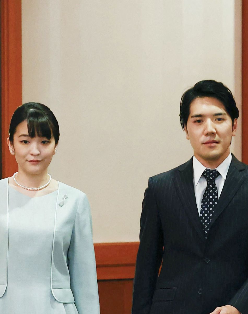 La princesse Mako, nièce de l'empereur du Japon, donne une conférence de presse pour annoncer son mariage avec Kei Komuro au Grand Arc Hotel à Tokyo le 26 octobre 2021.