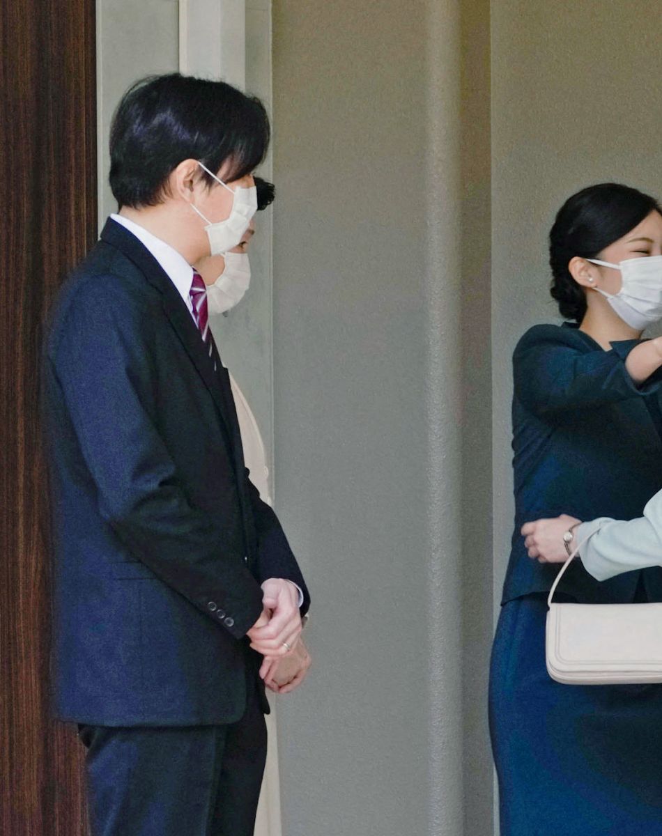 Avant de partir pour New York avec son nouveau mari, l'ex-princesse Mako salue sa soeur la princesse Kako, sous le regard du prince Akishino et de la princesse Kiko à Tokyo, le 26 octobre 2021.