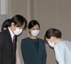 Avant de partir pour New York avec son nouveau mari, l'ex-princesse Mako salue sa soeur la princesse Kako, sous le regard du prince Akishino et de la princesse Kiko à Tokyo, le 26 octobre 2021.