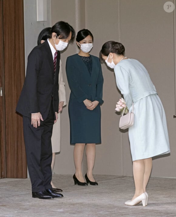 Avant de partir pour New York avec son nouveau mari, l'ex-princesse Mako salue sa soeur la princesse Kako, sous le regard du prince Akishino et de la princesse Kiko à Tokyo, le 26 octobre 2021.