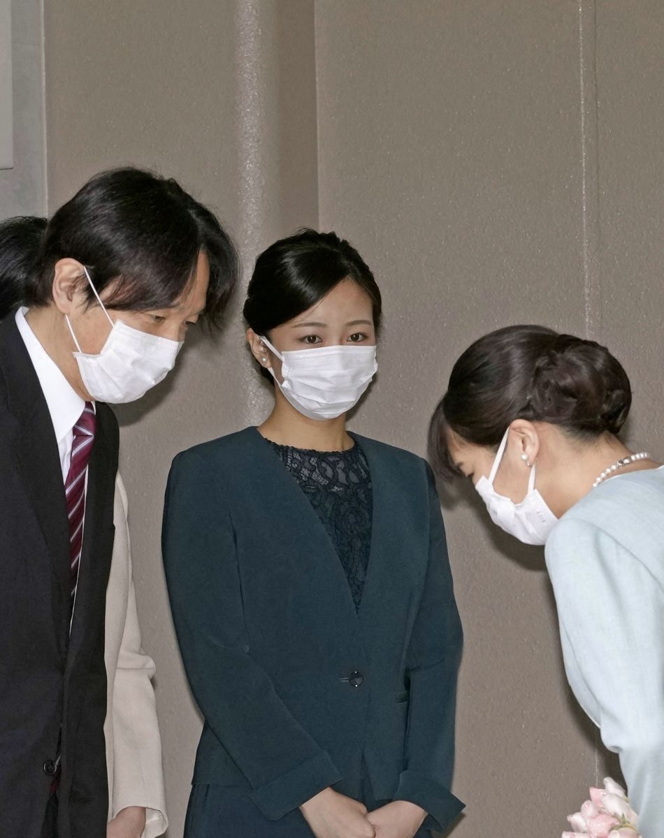Avant de partir pour New York avec son nouveau mari, l'ex-princesse Mako salue sa soeur la princesse Kako, sous le regard du prince Akishino et de la princesse Kiko à Tokyo, le 26 octobre 2021.