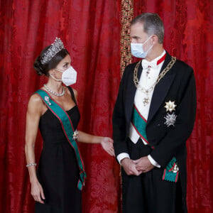 Le roi Felipe VI et la reine Letizia d'Espagne, reçoivent Sergio Mattarella, président de la République italienne et sa femme Laura, pour un dîner de gala au Palais Royal à Madrid, le 16 novembre 2021.