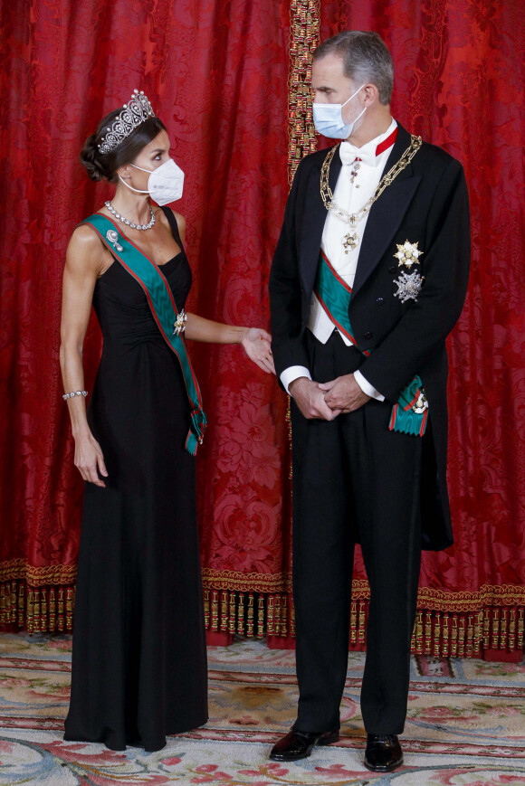 Le roi Felipe VI et la reine Letizia d'Espagne, reçoivent Sergio Mattarella, président de la République italienne et sa femme Laura, pour un dîner de gala au Palais Royal à Madrid, le 16 novembre 2021.