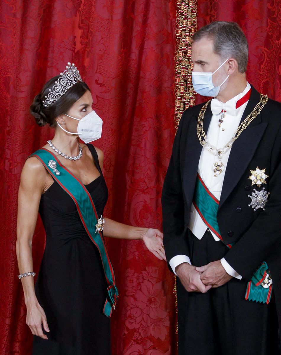 Le roi Felipe VI et la reine Letizia d'Espagne, reçoivent Sergio Mattarella, président de la République italienne et sa femme Laura, pour un dîner de gala au Palais Royal à Madrid, le 16 novembre 2021.