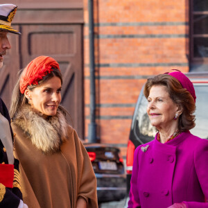 Le roi Felipe VI et la reine Letizia d'Espagne, accueillis par le roi Carl XVI Gustav la reine Silvia de Suède à Stockholm dans le cadre de leur visite d'Etat de deux jours en Suède. Le 24 novembre 2021.