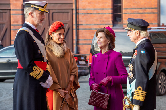 Le roi Felipe VI et la reine Letizia d'Espagne, accueillis par le roi Carl XVI Gustav la reine Silvia de Suède à Stockholm dans le cadre de leur visite d'Etat de deux jours en Suède. Le 24 novembre 2021.