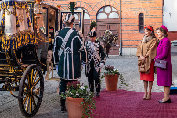 Le roi Felipe VI et la reine Letizia d'Espagne, accueillis par le roi Carl XVI Gustav la reine Silvia de Suède à Stockholm dans le cadre de leur visite d'Etat de deux jours en Suède. Le 24 novembre 2021.
