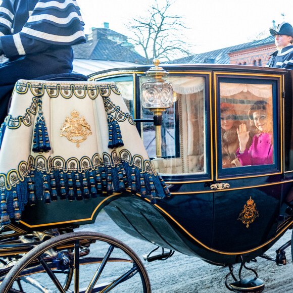 Le roi Felipe VI et la reine Letizia d'Espagne, accueillis par le roi Carl XVI Gustav la reine Silvia de Suède à Stockholm dans le cadre de leur visite d'Etat de deux jours en Suède. Le 24 novembre 2021.