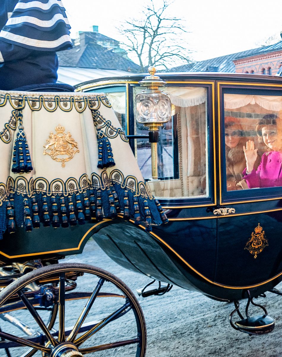 Le roi Felipe VI et la reine Letizia d'Espagne, accueillis par le roi Carl XVI Gustav la reine Silvia de Suède à Stockholm dans le cadre de leur visite d'Etat de deux jours en Suède. Le 24 novembre 2021.