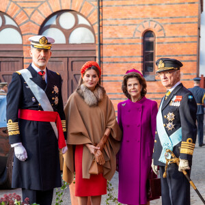 Le roi Felipe VI et la reine Letizia d'Espagne, accueillis par le roi Carl XVI Gustav la reine Silvia de Suède à Stockholm dans le cadre de leur visite d'Etat de deux jours en Suède. Le 24 novembre 2021.