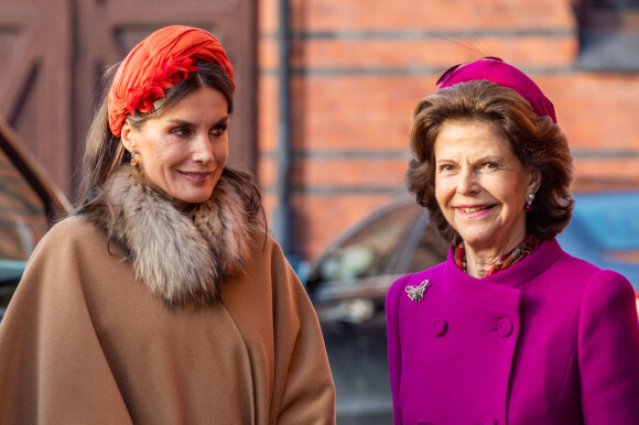 La reine Letizia d'Espagne et la reine Silvia de Suède - Le roi Felipe VI et la reine Letizia d'Espagne, accueillis par le roi Carl XVI Gustav la reine Silvia de Suède à Stockholm dans le cadre de leur visite d'Etat de deux jours en Suède. Le 24 novembre 2021.