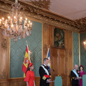 La reine Letizia d'Espagne et la reine Silvia de Suède - Le roi Felipe VI et la reine Letizia d'Espagne, accueillis par le roi Carl XVI Gustav la reine Silvia de Suède à Stockholm dans le cadre de leur visite d'Etat de deux jours en Suède. Le 24 novembre 2021.