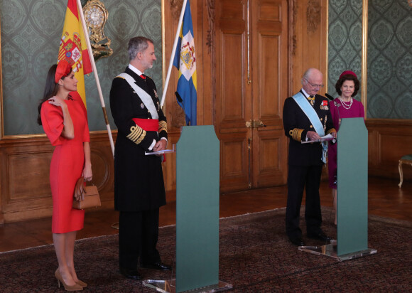 La reine Letizia d'Espagne et la reine Silvia de Suède - Le roi Felipe VI et la reine Letizia d'Espagne, accueillis par le roi Carl XVI Gustav la reine Silvia de Suède à Stockholm dans le cadre de leur visite d'Etat de deux jours en Suède. Le 24 novembre 2021.