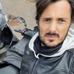 Vincent Cerutti confie s'être fait voler son casque de scooter en pleine rue - Instagram