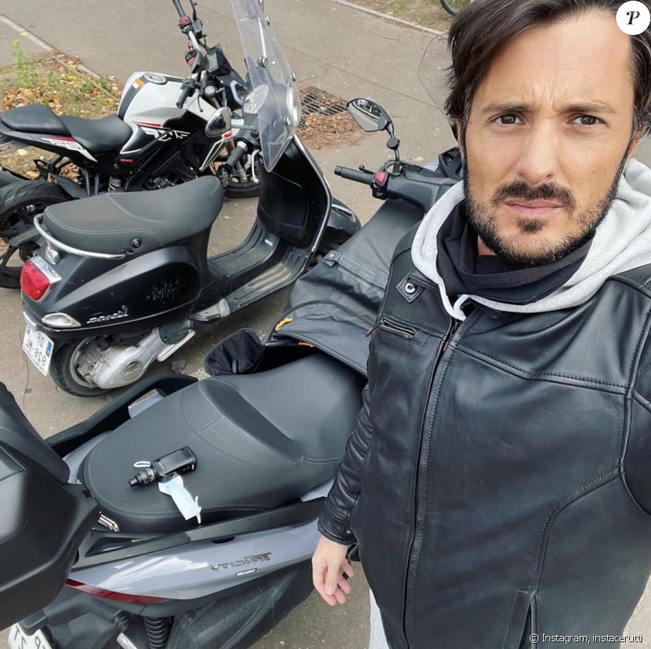 Vincent Cerutti confie s&#039;être fait voler son casque de scooter en pleine rue - Instagram