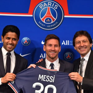 Nasser Al-Khelaïfi, PDG du PSG, Lionel Leo Messi et Leonardo, directeur sportif du club - Lionel Leo Messi rejoint le PSG sous le maillot numéro 30 et donne une conférence de presse au Parc des Princes à Paris, le 11 août 2021. © Aurélien Meunier / PSG via Bestimage