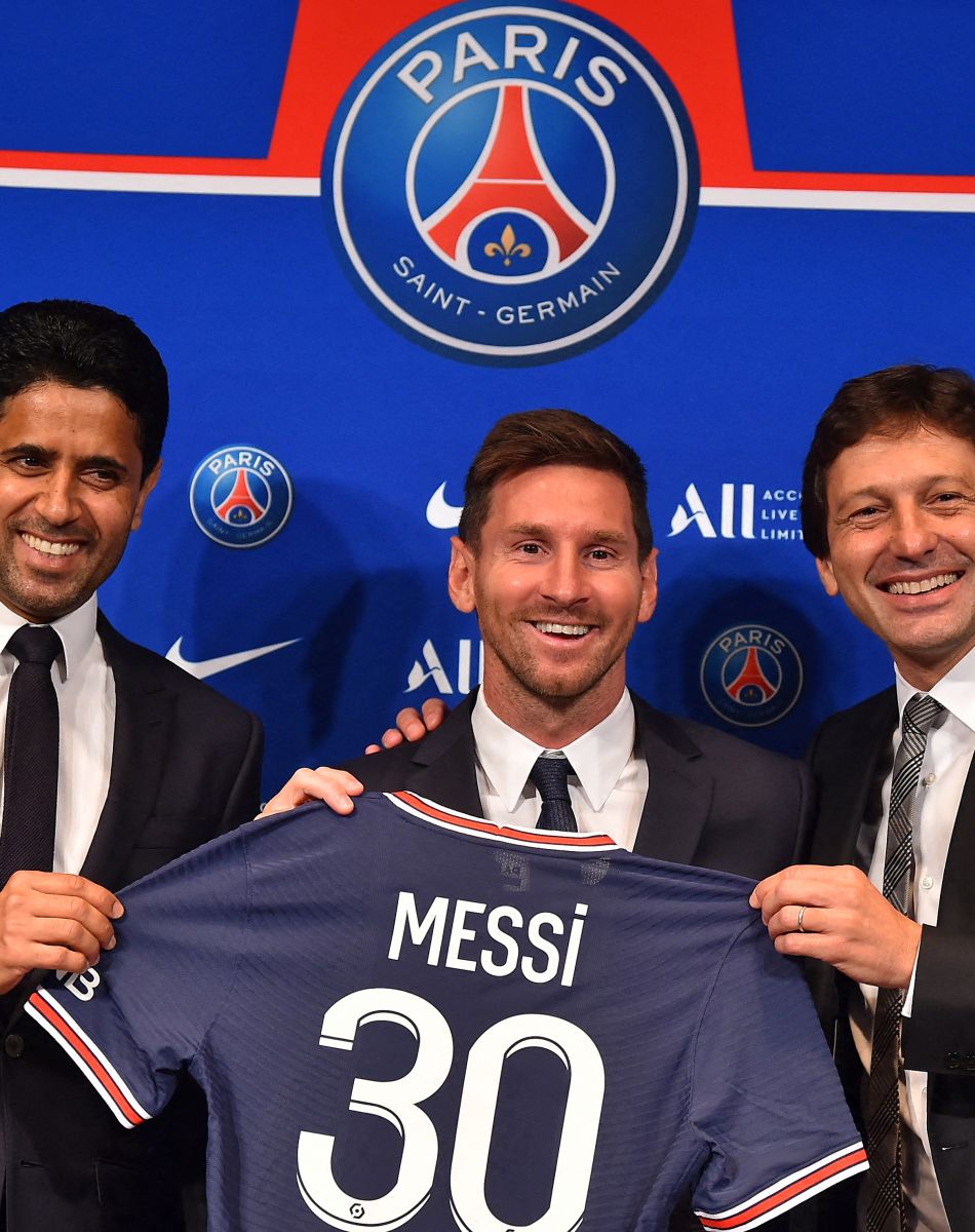 Nasser Al-Khelaïfi, PDG du PSG, Lionel Leo Messi et Leonardo, directeur sportif du club - Lionel Leo Messi rejoint le PSG sous le maillot numéro 30 et donne une conférence de presse au Parc des Princes à Paris, le 11 août 2021. © Aurélien Meunier / PSG via Bestimage
