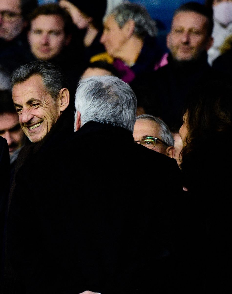 Jean Claude Blanc (directeur général PSG) - Nicolas Sarkozy dans les tribunes lors du match de Ligue 1 Uber Eats "PSG - Nantes(3-1)" au stade du Parc des Princes à Paris, le 20 novembre 2021.
