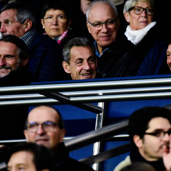 Nicolas Sarkozy - Jean Claude Blanc (directeur général PSG) - Leonardo Nascimento de Araujo (directeur sportif PSG) - dans les tribunes lors du match de Ligue 1 Uber Eats "PSG - Nantes(3-1)" au stade du Parc des Princes à Paris, le 20 novembre 2021.