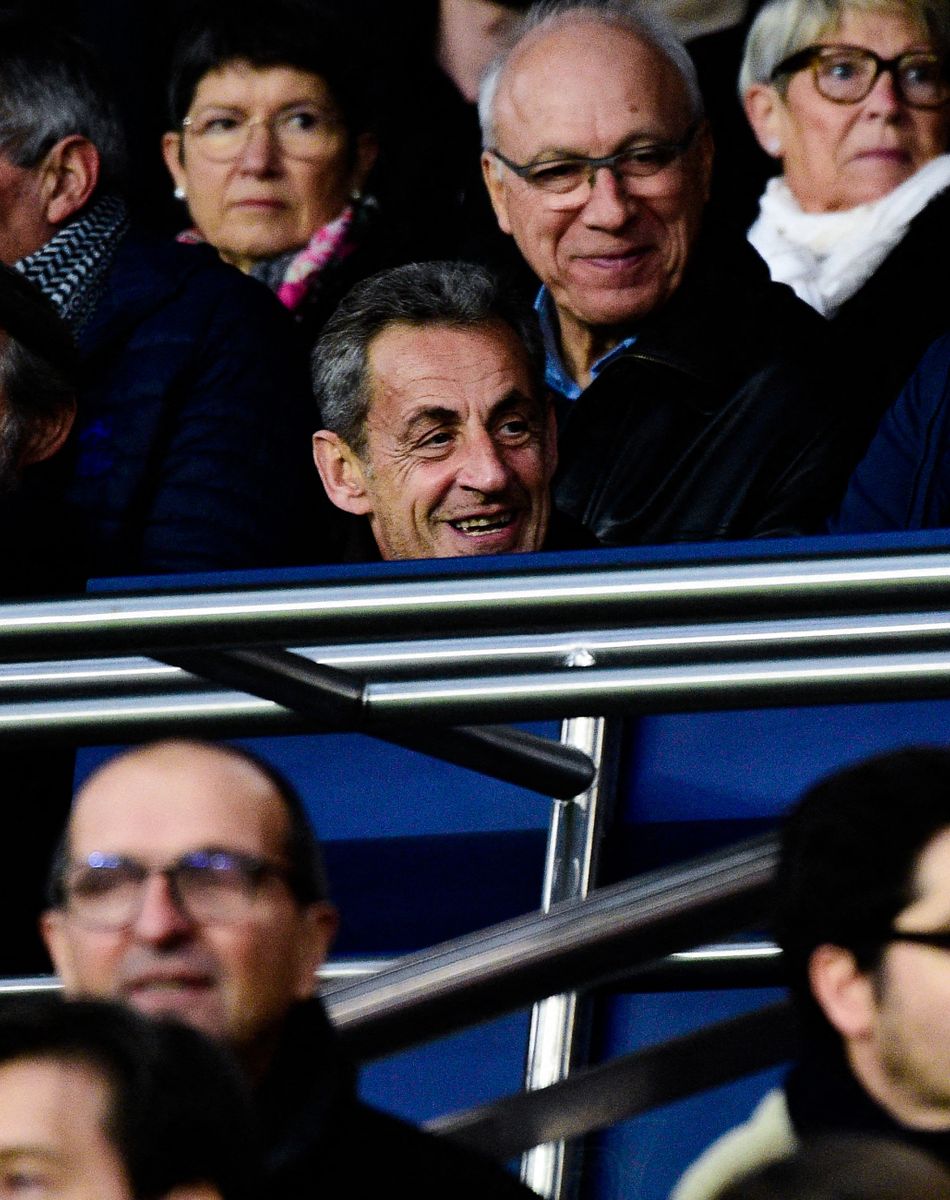 Nicolas Sarkozy - Jean Claude Blanc (directeur général PSG) - Leonardo Nascimento de Araujo (directeur sportif PSG) - dans les tribunes lors du match de Ligue 1 Uber Eats "PSG - Nantes(3-1)" au stade du Parc des Princes à Paris, le 20 novembre 2021.