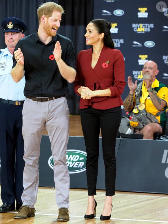 Le prince Harry, duc de Sussex, et Meghan Markle, duchesse de Sussex, enceinte de son fils Archie, assistent à la finale de basketball en fauteuil roulant aux Invictus Games à Sydney.