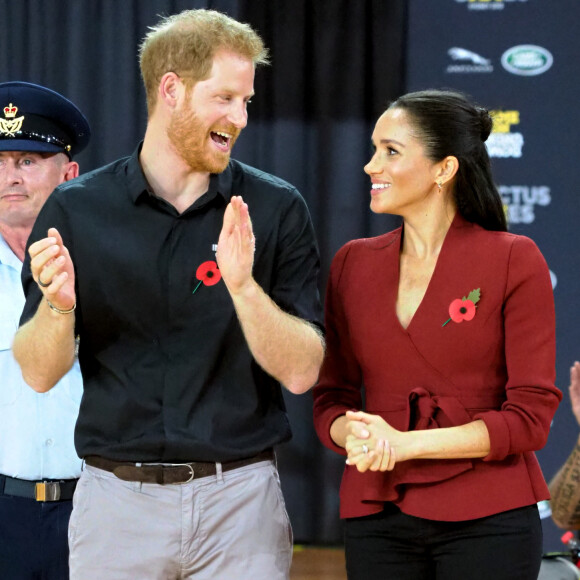 Le prince Harry, duc de Sussex, et Meghan Markle, duchesse de Sussex, enceinte de son fils Archie, assistent à la finale de basketball en fauteuil roulant aux Invictus Games à Sydney.