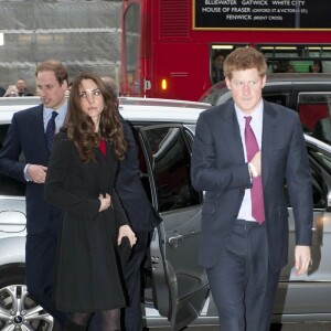 Le prince Harry, le 25 février 2011, avec son frère William et sa presque belle-soeur Kate Middleton, à Londres.